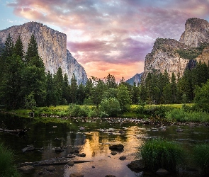 Góry Sierra Nevada, Drzewa, Stan Kalifornia, Wschód słońca, Rzeka Merced, Stany Zjednoczone, Park Narodowy Yosemite