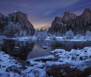 Góry Sierra Nevada, Drzewa, Park Narodowy Yosemite, Merced River, Kalifornia, Rzeka, Stany Zjednoczone, Zima