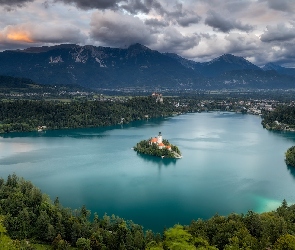 Słowenia, Drzewa, Góry, Chmury, Alpy Julijskie, Kościół, Bled, Wyspa Blejski Otok, Jezioro Bled