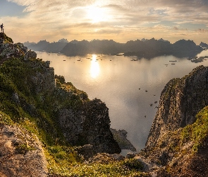 Przebijające światło, Człowiek, Morze Norweskie, Norwegia, Góry, Skały