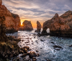 Region Algarve, Ponta da Piedade, Skały, Portugalia, Wschód słońca, Wybrzeże, Morze