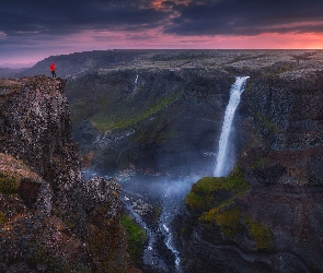 Człowiek, Wodospad Haifoss, Suourland, Chmury, Skały, Islandia, Wąwóz