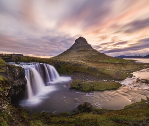 Góra Kirkjufell, Kirkjufellsfoss, Chmury, Islandia, Wodospad, Niebo, Rzeka