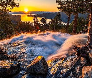 Zachód słońca, Tahoe Lake, Kamienie, Stany Zjednoczone, Jezioro, Drzewa, Promienie słońca, Góry, Sierra Nevada