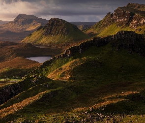 Góry, Wyspa Skye, Wzgórza, Chmury, Quiraing, Jeziora, Szkocja, Osuwisko