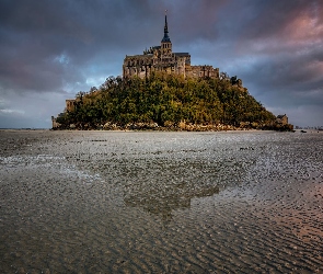 Wyspa Mont Saint-Michel, Kościół, Chmury, Opactwo św Michała Archanioła, Francja