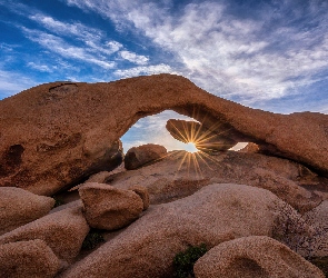 Kalifornia, Park Narodowy Joshua Tree, Formacja Arch Rock, Stany Zjednoczone, Promienie słońca, Skały, Niebo