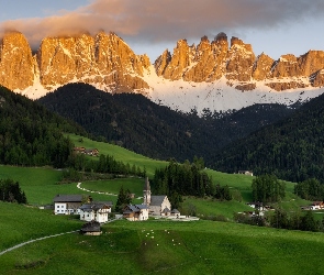 Góry, Dolina Val di Funes, Domy, Włochy, Mgła, Kościół, Dolomity, Wieś, Santa Maddalena