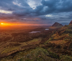 Szkocja, Zachód słońca, Ścieżka, Chmury, Jeziora, Góry, Wyspa Skye, Quiraing, Wzgórza