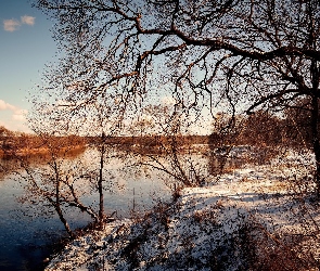 Chmury, Śnieg, Rzeka, Drzewa