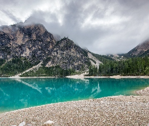 Drzewa, Mgła, Chmury, Las, Jezioro, Dolomity, Lago di Braies, Góry, Włochy, Niebo