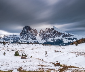 Góry, Chmury, Włochy, Dolomity, Sassolungo, Dolina, Drzewa, Płaskowyż Seiser Alm, Drewniane, Domy, Val Gardena, Zima