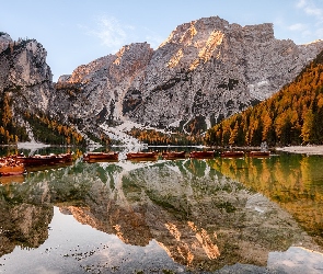 Włochy, Łódki, Góry, Drzewa, Dolomity, Lago di Braies, Południowy Tyrol, Jezioro, Pragser Wildsee