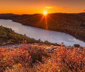 Jezioro, Stan Michigan, Jesień, Stany Zjednoczone, Lasy, Promienie słońca, Lake of the Clouds, Góry, Porcupine Mountains