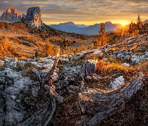 Dolomity, Gmina Veneto, Włochy, Góry, Jesień, Cinque Torri, Torre Grande, Gmina Veneto, Skały, Drzewa, Szczyt, Trawa