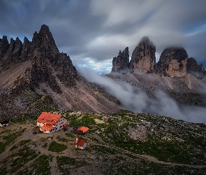 Włochy, Szczyty Tre Cime di Lavaredo, Zmierzch, Chmury, Schronisko, Chmury, Góry, Dolomity, Domy