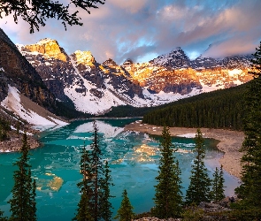 Jezioro Moraine, Odbicie, Odbicie, Kanada, Park Narodowy Banff, Chmury, Góry, Las, Drzewa