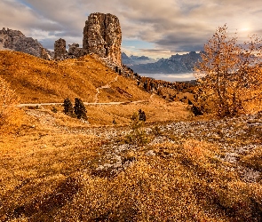 Góry, Drzewa, Trawa, Włochy, Dolomity, Gmina Veneto, Cinque Torri, Jesień, Szczyt, Torre Grande, Góry, Skały