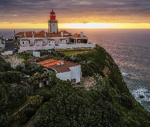 Chmury, Zachód słońca, Latarnia morska, Portugalia, Drzewa, Morze, Faro del Cabo de la Roca