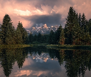 Chmury, Drzewa, Snake River, Zachód słońca, Park Narodowy Grand Teton, Wyoming, Góry, Grand Teton, Stany Zjednoczone, Rzeka