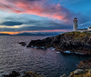 Wybrzeże, Fanad Head Lighthouse, Irlandia, Latarnia morska, Chmury, Skały, Poranek, Morze