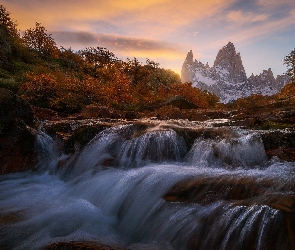 Patagonia, Szczyt Fitz Roy, Argentyna, Góry Andy, Rzeka, Park Narodowy Los Glaciares, Jesień, Drzewa