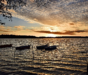 Chmury, Zachód słońca, Jezioro, Łódki