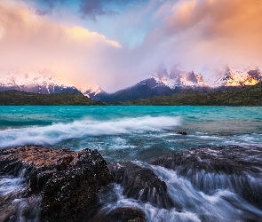 Patagonia, Park Narodowy Torres del Paine, Cordillera del Paine, Chile, Chmury, Góry, Jezioro