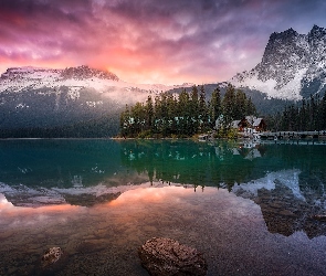 Park Narodowy Yoho, Prowincja Kolumbia Brytyjska, Góry, Kanada, Drzewa, Emerald Lake, Dom, Most, Jezioro