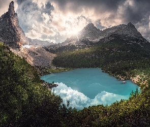 Góry, Chmury, Drzewa, Włochy, Promienie słońca, Sorapis Lake, Dolomity, Masyw Sorapiss, Jezioro