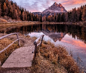 Antorno Lake, Prowincja Belluno, Włochy, Jezioro, Mostek, Dolomity, Tre Cime di Lavaredo, Góry, Drzewa, Trawa, Masyw, Chmury