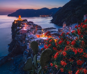 Cinque Terre, Morze, Włochy, Kwiaty, Domy, Vernazza, Zmierzch, Góry