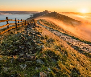 Park Narodowy Peak District, Droga, Anglia, Wzgórze Mam Tor, Wschód słońca, Hrabstwo Derbyshire, Mgła, Płot