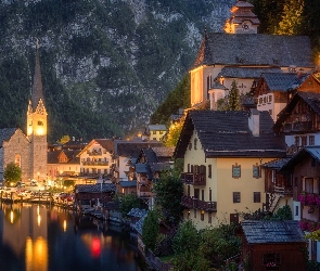 Hallstatt, Kościół, Oświetlone, Austria, Góry, Jezioro Hallstattersee, Domy