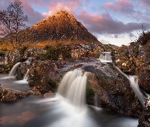 Szkocja, Roślinność, Rzeka Coupall, Chmury, Skały, Szczyt Buachaille Etive Mor, Rejon Highland, Dolina Glen Coe, Góra