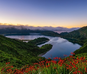 Lagoa do Fogo, Drzewa, Jezioro, Chmury, Azory, Góry, Portugalia, Wyspa Sao Miguel