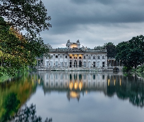 Warszawa, Łazienki Królewskie, Pałac na Wyspie, Polska, Drzewa, Zachód słońca, Staw