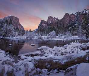 Stany Zjednoczone, Zima, Góry, Drzewa, Sierra Nevada, Merced River, Kalifornia, Park Narodowy Yosemite, Rzeka