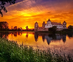 Zachód słońca, Białoruś, Rzeka Miranka, Zamek w Mirze