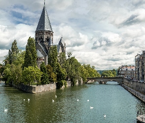 Drzewa, Mosty, Strasburg, Niebo, Rzeka Mozela, Kościół protestancki Temple Neuf, Francja