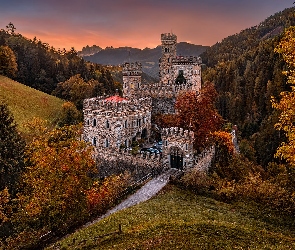 Jesień, Drzewa, Góry, Zachód słońca, Zamek Gernstein, Włochy, Dolomity