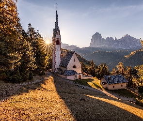 Region Trentino, Kościół św. Jakuba, Włochy, Dolomity, Jesień, Góry, Drzewa, Promienie słońca
